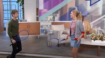 Minifalda de mezclilla Mother The Line Up Swooner usada por Amanda Kloots como se ve en The Talk el 1 de abril de 2024