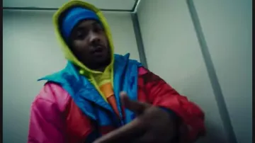 Sweat à capuche arc-en-ciel jaune et orange Erl porté par G Herbo dans Subject (vidéo officielle)
