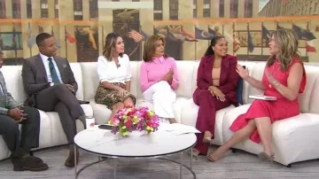 Falda midi de algodón estampada en rosa anémona con estampado de Savannah Guthrie vista en Today el 2 de abril de 2024