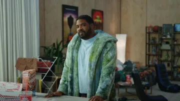 Robe en molleton à capuche teintée par cravate pour homme Sun + Stone portée par Howard (Ron Funches) dans Loot (S02E01)