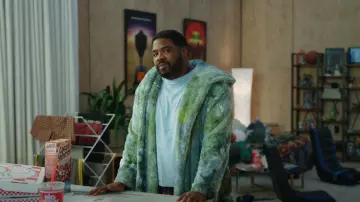 Robe en molleton à capuche teintée par cravate pour homme Sun + Stone portée par Howard (Ron Funches) dans Loot (S02E01)