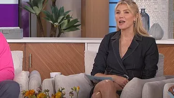 Cinq à Sept Jenessa Vestido blazer de mezclilla con cinturón usado por Amanda Kloots como se vio en The Talk el 29 de marzo de 2024