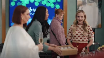 Cider Con­trast­ing Bind­ing Cher­ry Pat­tern Knitted Crop Top worn by Ainsley (Stephanie Styles) as seen in Loot (S02E02)