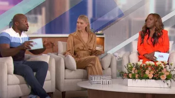 Pantalon large en soie ceinturé Zimmermann porté par Amanda Kloots comme on le voit dans The Talk le 2 avril 2024