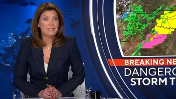 Veronica Beard Anoki Denim Dickey Jacket usada por Norah O'Donnell como se ve en CBS Evening News el 2 de abril de 2024