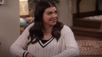 Alice + Olivia Ayden Pull court à col en V porté par Mayan (Mayan Lopez) comme on le voit dans Lopez vs Lopez (S02E01)