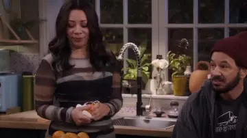 Anthropologie Robe mi-longue à manches longues à col montant froncé portée par Rosie (Selenis Leyva) comme on le voit dans Lopez vs Lopez (S02E01)