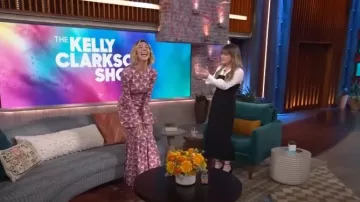 La doublej Alba Robe longue à imprimé fans portée par Heidi Gardner vue dans The Kelly Clarkson Show le 1er avril 2024