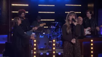 Top con cuello de embudo fruncido de Rails Joelle usado por Kelly Clarkson como se ve en The Kelly Clarkson Show el 2 de abril de 2024