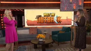 Falda midi plisada Theory Sunburst usada por Kelly Clarkson como se ve en The Kelly Clarkson Show el 2 de abril de 2024