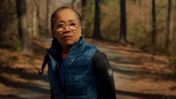 Chaqueta de entrenamiento Adidas by Stella Mccartney Truepurpose Mid Layer usada por Amanda Wagner (Sonja Sohn) como se ve en Will Trent (T02E05)
