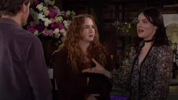 Gabardina corta de gamuza cruda usada por Mariah Copeland (Camryn Grimes) como se ve en The Young and the Restless el 2 de abril de 2024