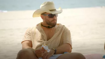 Asos design Relaxed Revere Chemise texturée portée par Brock Davies comme on le voit dans Vanderpump Rules (S11E10)