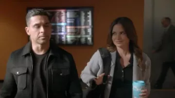 Theory Clairene Abrigo usado por Jessica Knight (Katrina Law) como se ve en NCIS (S21E06)