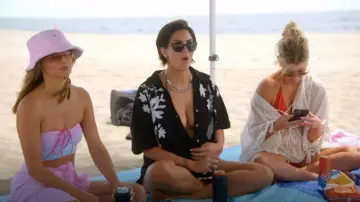 Lunettes de soleil Brittney Y2K Shield d’Urban Outfitters portées par Scheana Shay comme on le voit dans Vanderpump Rules (S11E10)