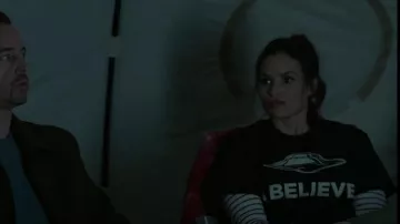 Camiseta Zillia UFO usada por Jessica Knight (Katrina Law) como se ve en NCIS (S21E06)