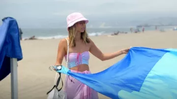 Peta + jain Soleil Hat Beige Towelling porté par Scheana Shay comme on le voit dans Vanderpump Rules (S11E10)