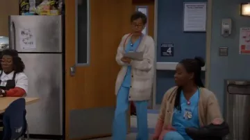Rails Runi Caridgan portés par Gloria (Vernee Watson-Johnson) dans Bob Hearts Abishola