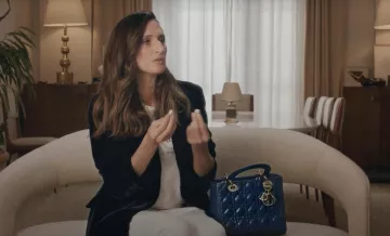Le sac Dior Lady 95.22 porté par Camille Cottin