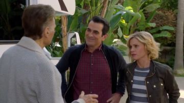 La chaqueta J.Crew marrón de Claire Dunphy (Julie Bowen) en Modern Family S08E10
