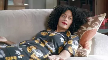 La tunique noire à fleurs Theory de Rainbow Johnson (Tracee Ellis Ross) dans Black-ish S03E08