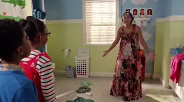 La robe à fleurs Elizabeth & James de Rain­bow John­son (Tra­cee El­lis Ross) dans Black-ish S03E02