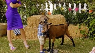 Zapatos compensados GUESS de Gloria Pritchett (Sofía Vergara) en Modern Family S08E07