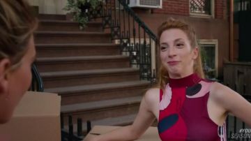 Top rojo de cuello rojo de Lauren (Molly Bernard) en Younger S03E12