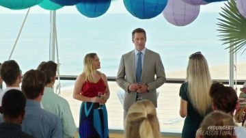 La camiseta roja sin mangas de Kelsey Peters (Hilary Duff) en Younger S03E11