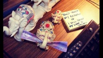 Les petit éléphants en porcelaine sur le bureau de Kate Beckett dans Castle