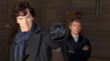 Los guantes de piel Paul Smith de Sherlock Holmes (Benedict Cumberbatch) en Sherlock S01E01