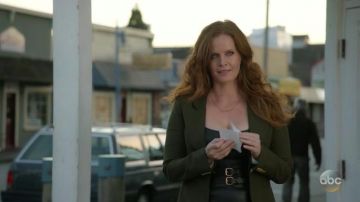 Le blazer Olive de Zelena (Rebecca Mader) dans Once Upon A Time