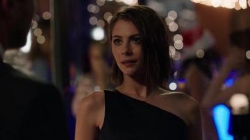 La robe Roland Mouret de Thea Queen (Willa Holland) dans Arrow S05E09