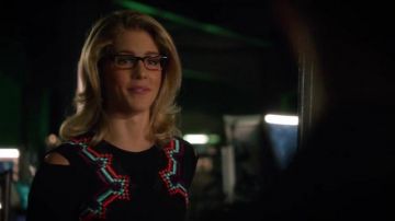 La robe Roland Mouret de Felicity Smoak (Emily Bett Rickards) dans Arrow S05E08