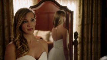 The wedding dress Mori Lee Blu of Laurel Lance (Katie Cassidy) in Arrow S05E08