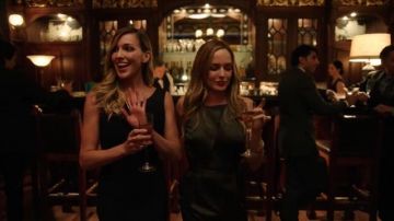 Traje de oliva Topshop de Sara Lance (Caity Lotz) en Arrow S05E08