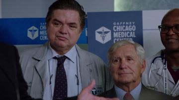 Corbata con patrón geométrico del Dr. Daniel Charles (Oliver Platt) en Chicago Med S01E01