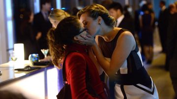 The red coat Diane von Furstenberg Cosima Niehaus (Tatiana Maslany) in Orphan Black S02E01