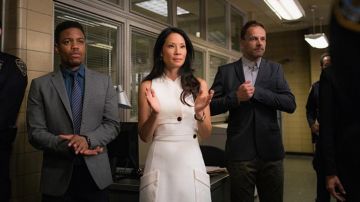 The white dress buttoned Camilla and Marc and Joan Watson (Lucy Liu) in Elementary S05E04