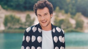 El bombardero / chaqueta globos impresos Paul Smith en el video musical de Amir