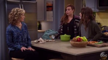 La chemise à carreaux Bella Dahl de Vanessa Baxter (Nancy Travis) dans Last Man Standing S06E12