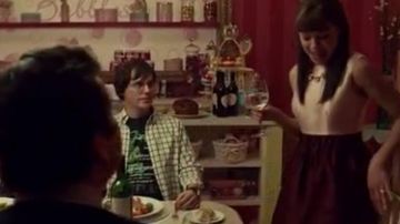 Vestido rosa de Alison Hendrix (Tatiana Maslany) en negro huérfano