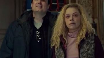 Helena (Tatiana Maslany) en blanco y negro sobre la chaqueta en Orphan Black