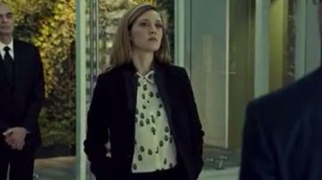 El abrigo azul marino con cuello invertido de Delphine Cormier (Evelyne Brochu) en Orphan Black