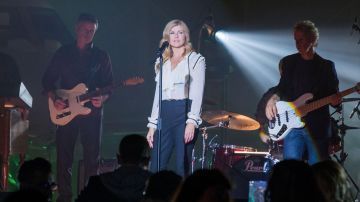 La chemise en georgette de soie blanche Gucci de Rayna Jaymes (Connie Britton) dans Nashville S05E01