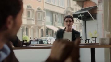 Le blazer noir de Laura Brunel (Jenifer Bartoli) dans Faut pas lui dire