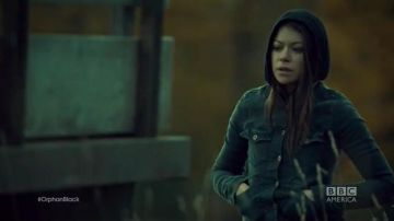 Le blouson Brandy Melville de Sarah Manning (Tatiana Maslany) dans Orphan Black S02E03
