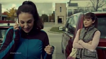 The jacket without sleeve J. Crew of Alison Hendrix (Tatiana Maslany) in Orphan Black S02E03