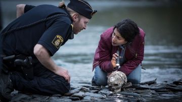 Le blouson bordeaux Schott de Kahina Zadi (Leïla Bekhti) dans Jour Polaire S01E07