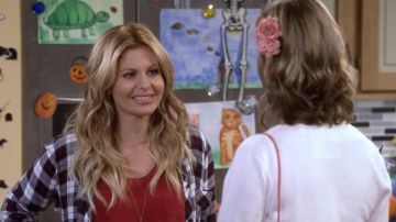 El top rojo de DJ Tanner-Fuller (Candace Cameron Bure) en The Party at Home S02E04